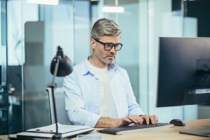 Właściciel firmy w Niemczech przegląda katalogi firmowe w internecie.