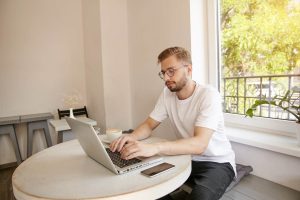 Polski przedsiębiorca w Niemczech dodający treści na swoją stronę internetową.