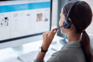 Kobieta obsługująca chatbot na niemieckiej stronie internetowej