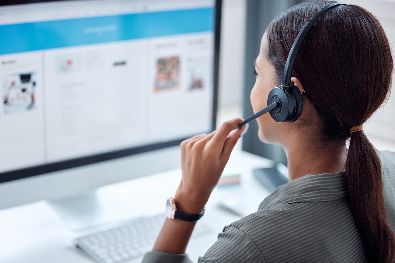 Kobieta obsługująca chatbot na niemieckiej stronie internetowej